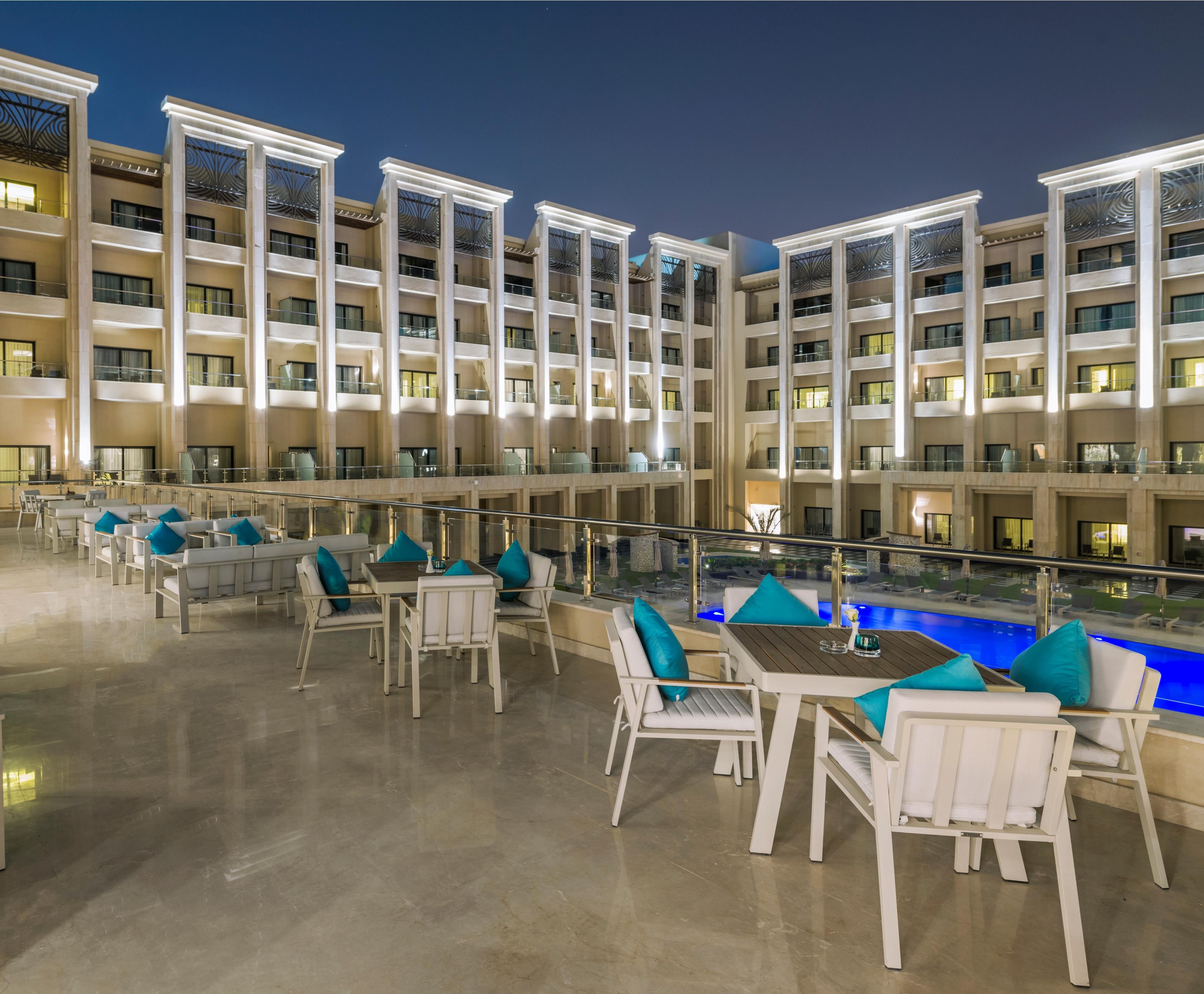 Triumph Luxury Hotel Каир Экстерьер фото The hotel's pool