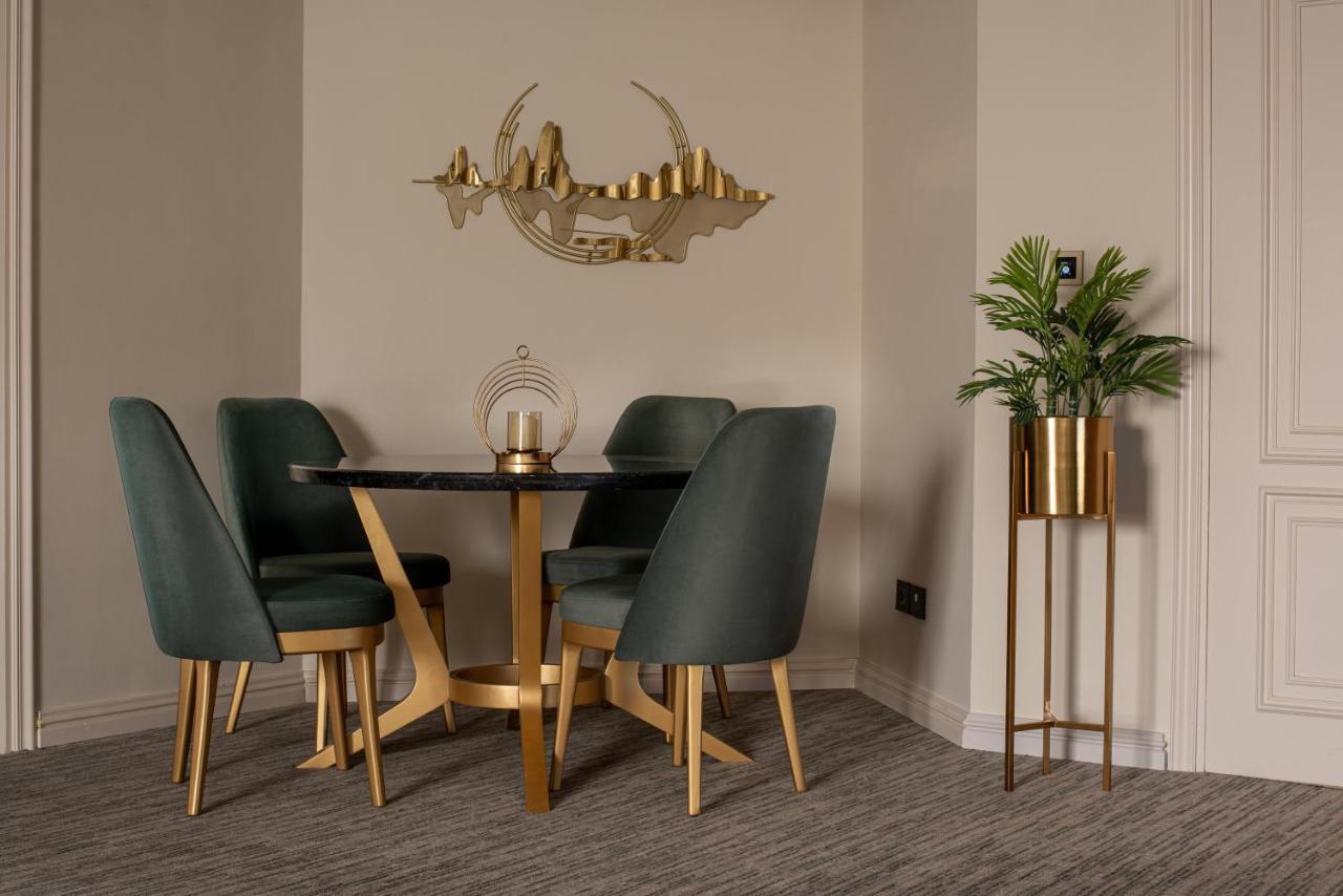 Triumph Luxury Hotel Каир Экстерьер фото A dining room with a plant stand