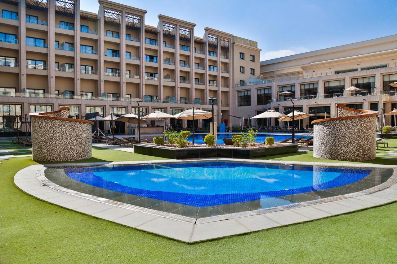 Triumph Luxury Hotel Каир Экстерьер фото The pool at the hotel