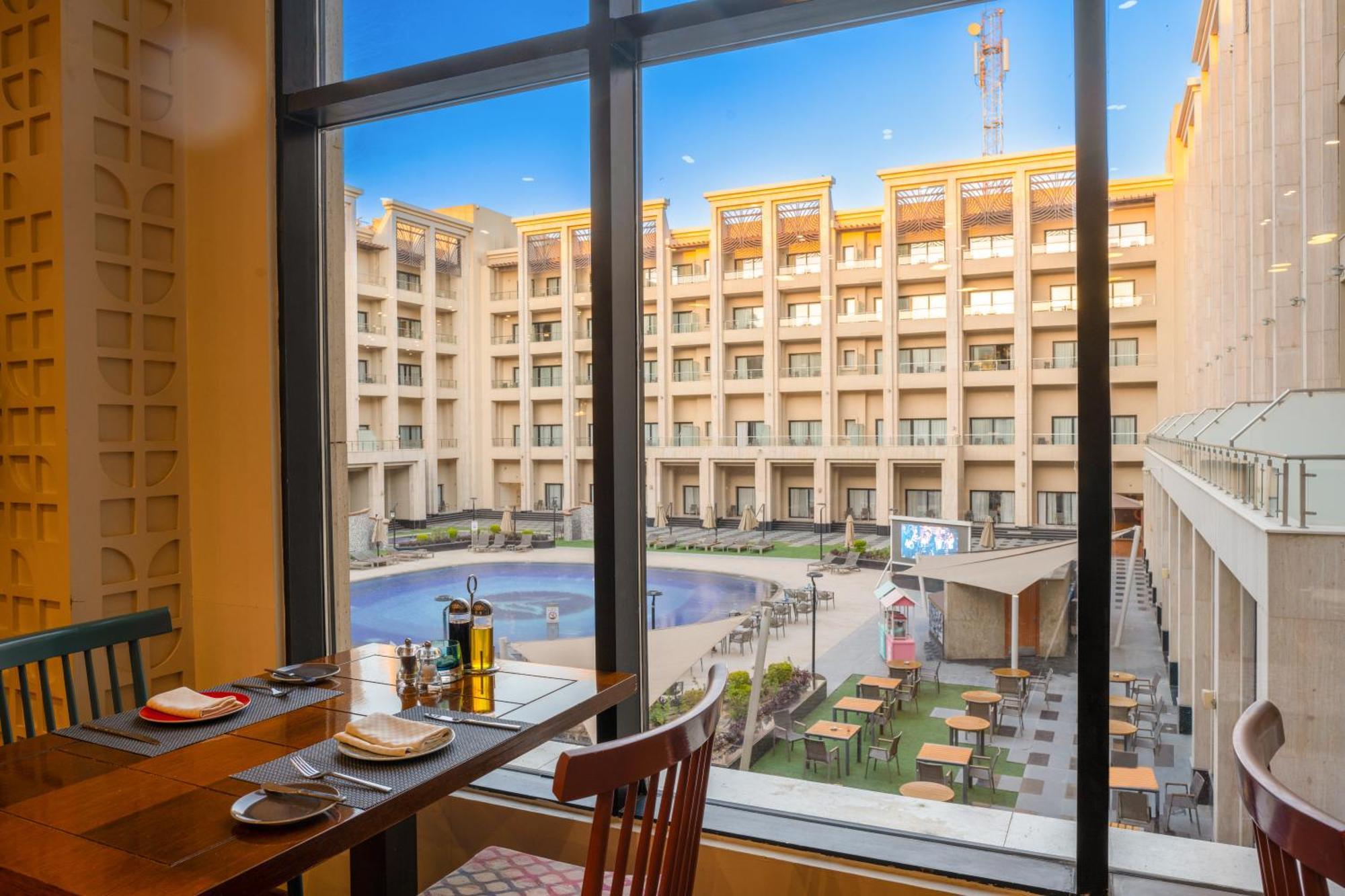Triumph Luxury Hotel Каир Экстерьер фото The hotel's pool