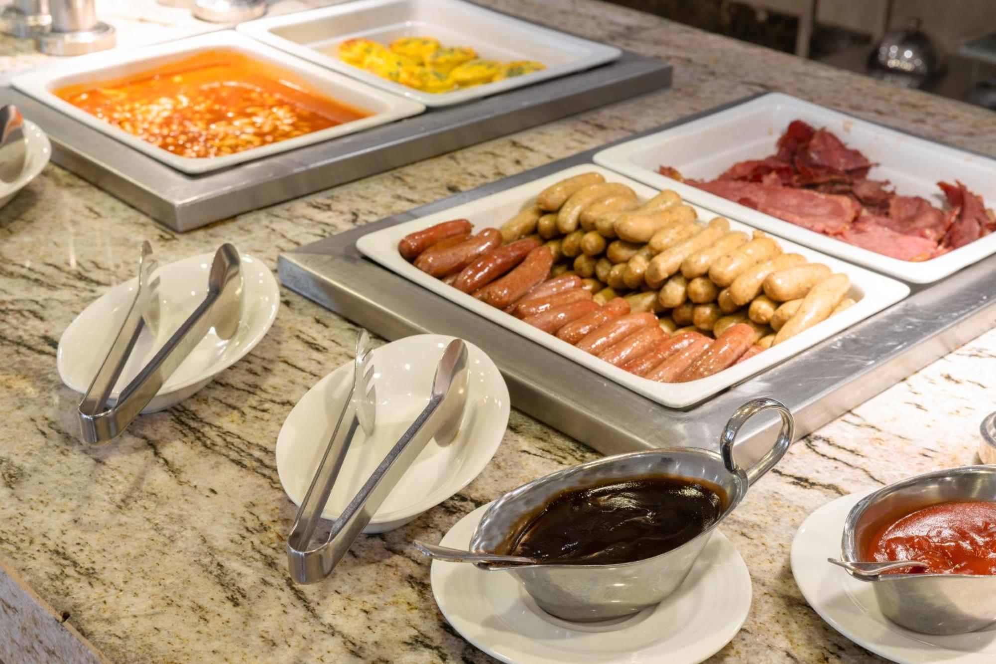Triumph Luxury Hotel Каир Экстерьер фото A buffet at a hotel