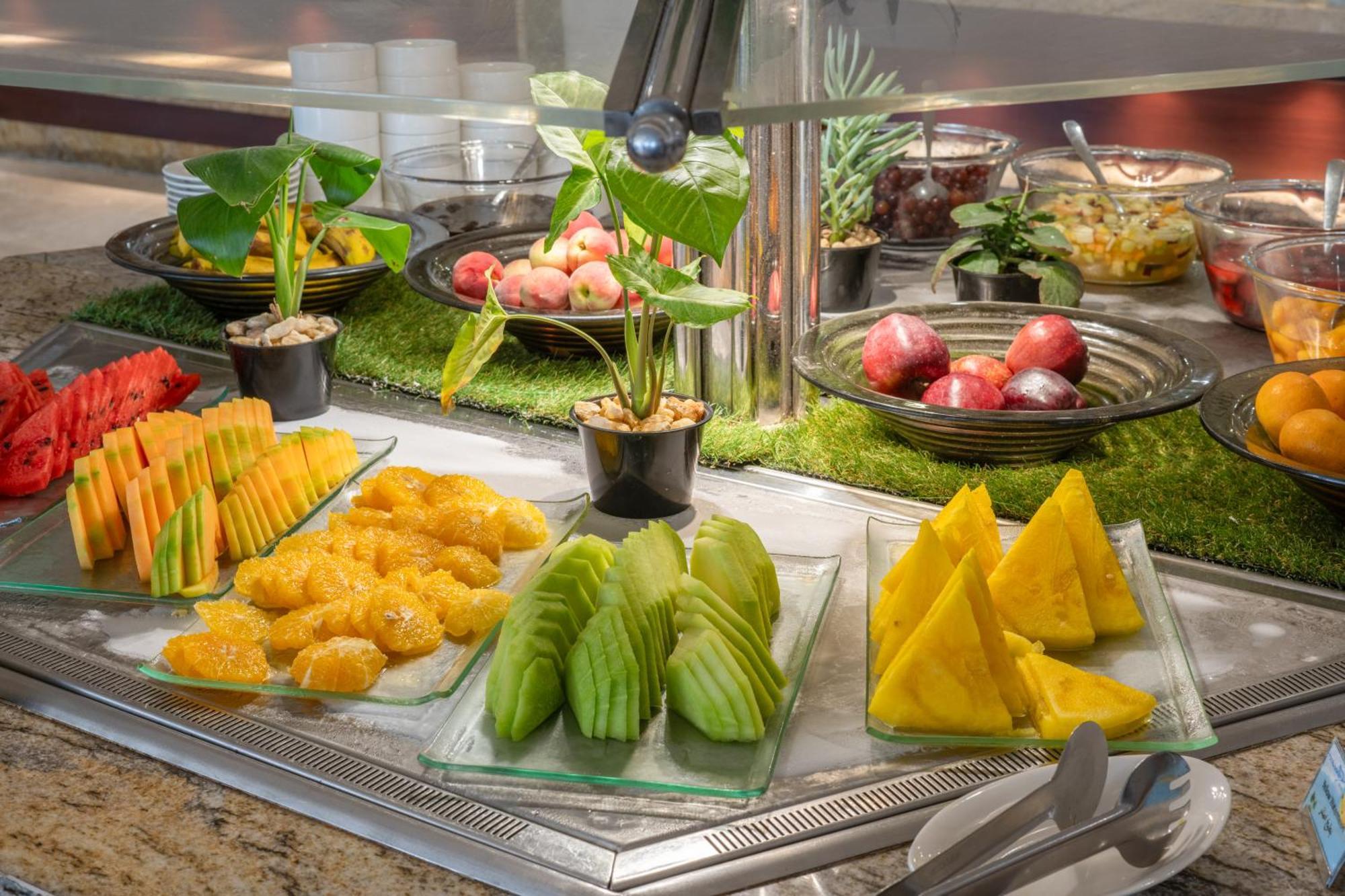 Triumph Luxury Hotel Каир Экстерьер фото A fruit salad bar