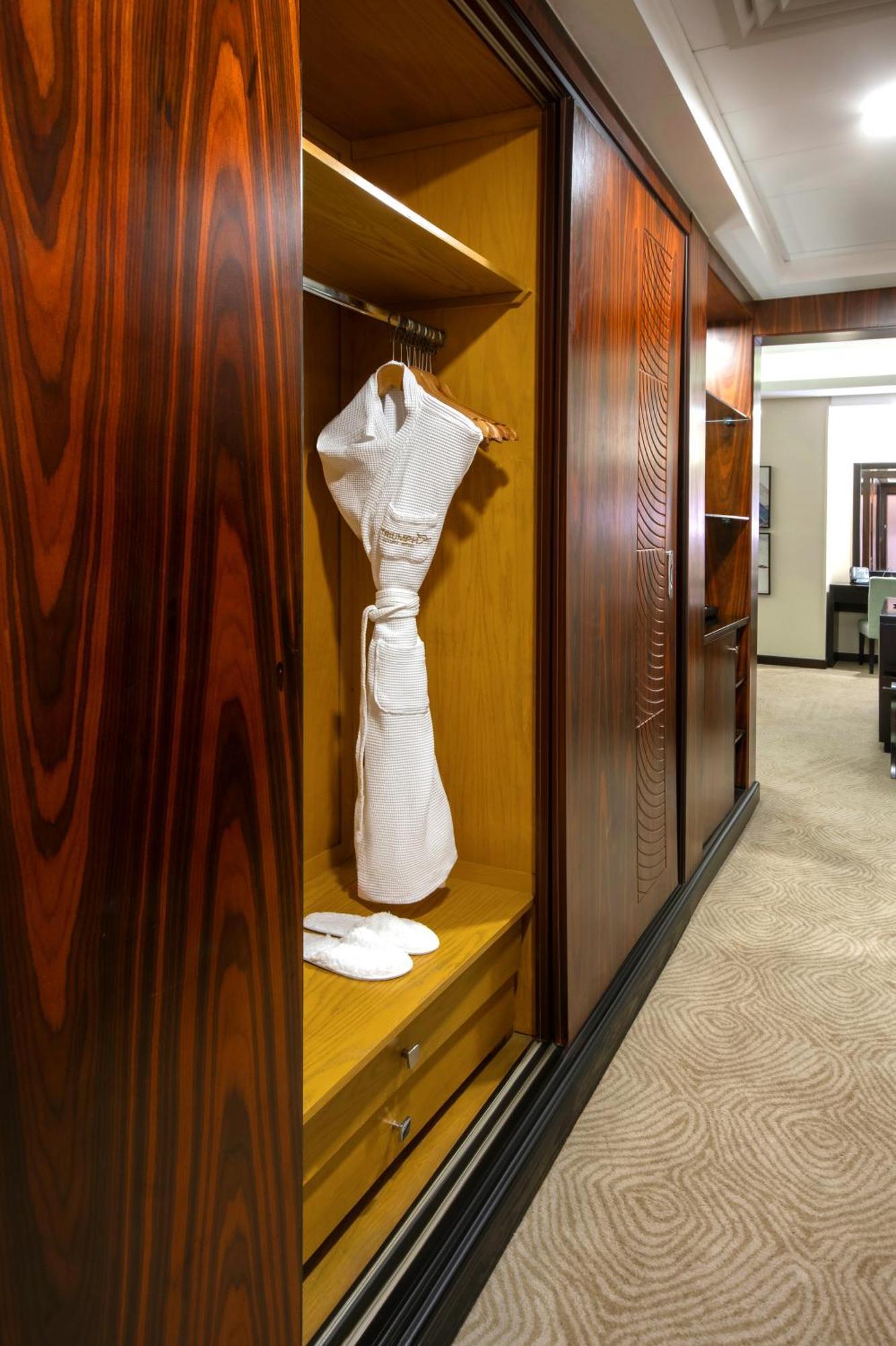 Triumph Luxury Hotel Каир Номер фото A bathrobe hanging in a closet