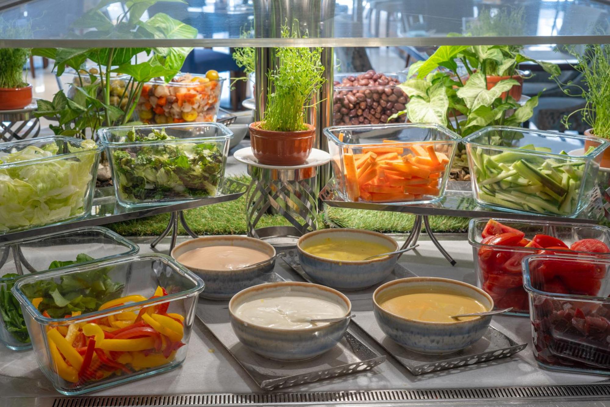 Triumph Luxury Hotel Каир Экстерьер фото A salad bar