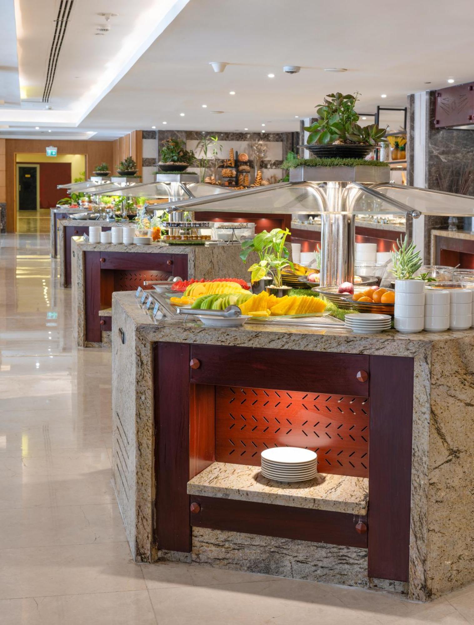 Triumph Luxury Hotel Каир Экстерьер фото A salad bar